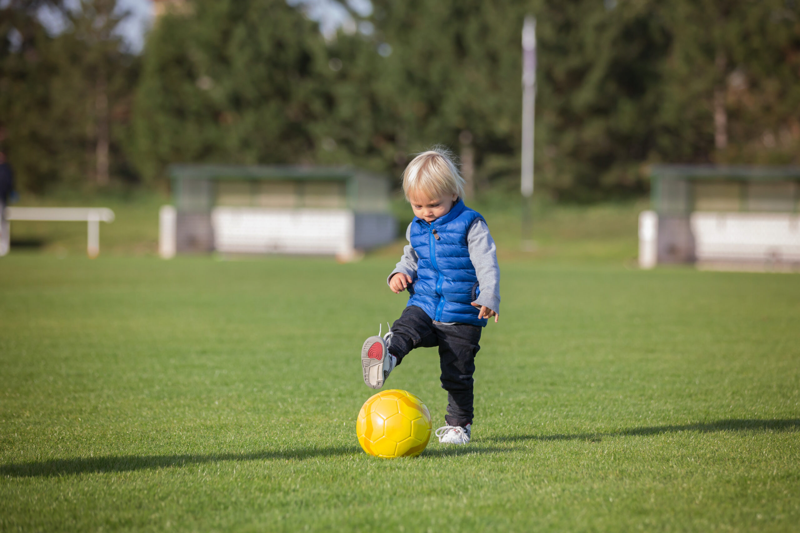 Warm, trocken und volle Bewegungsfreiheit beim Tiger-Sport: Die richtige Kleidung fürs Kinderturnen München im Freien